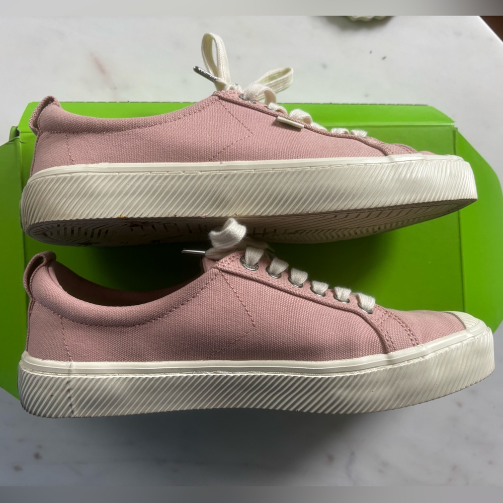 Women’s size 9.5 Cariuma pink oca’s